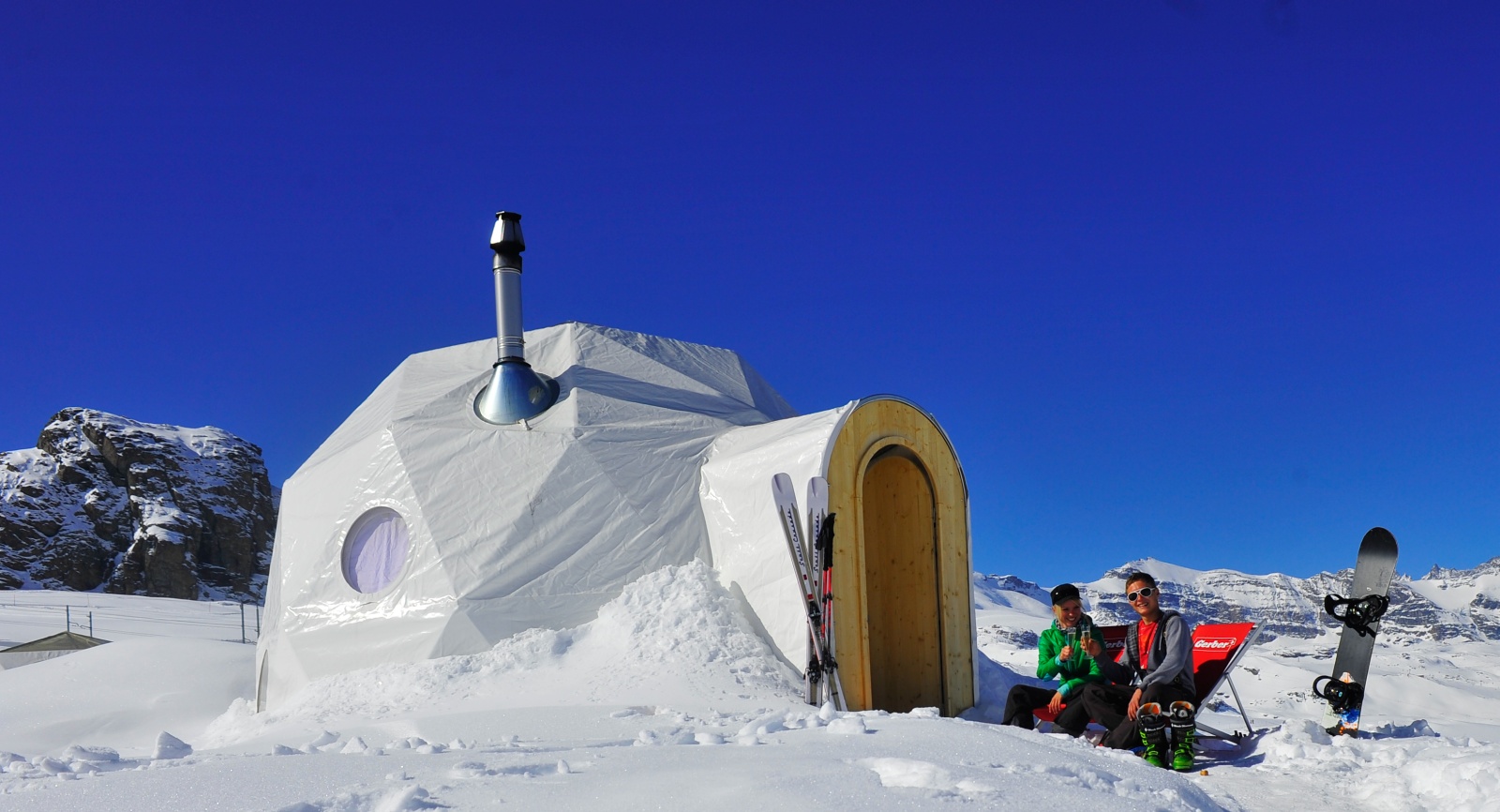 12.%20idze_-hot%20iglu_aussen_vollansicht.jpg
