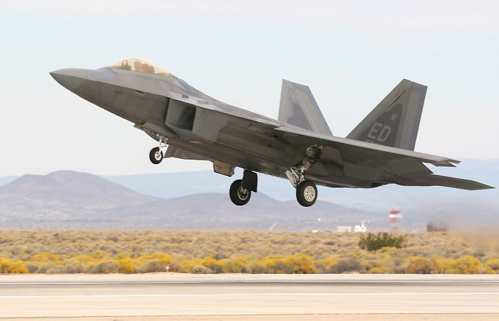 F22TakingOff0930_1.jpg