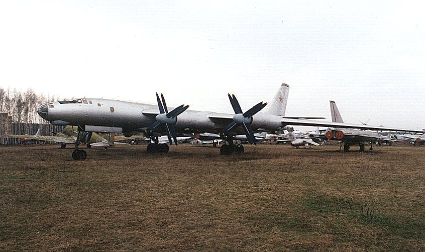 ru_monino_aircraft_tu95_cmiss_01.jpg