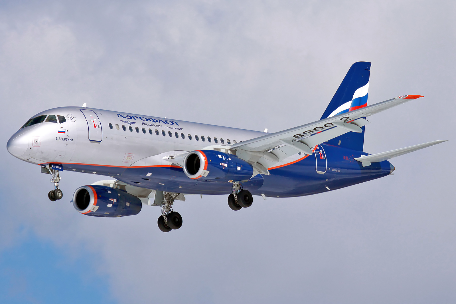 Aeroflot_Sukhoi_Superjet_100-95_RA-89002_SVO_2012-4-6.png