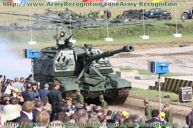 2S19_tracked_self-propelled_howitzer_Defence_Engineering_Technologies_exhibition_2012_Moscow_Russia_001.jpg