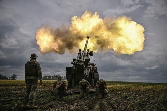 Un canon Caesar fourni par la France, utilisé par des soldats ukrainiens contre les Russes, en Ukraine, en juin 2022. 