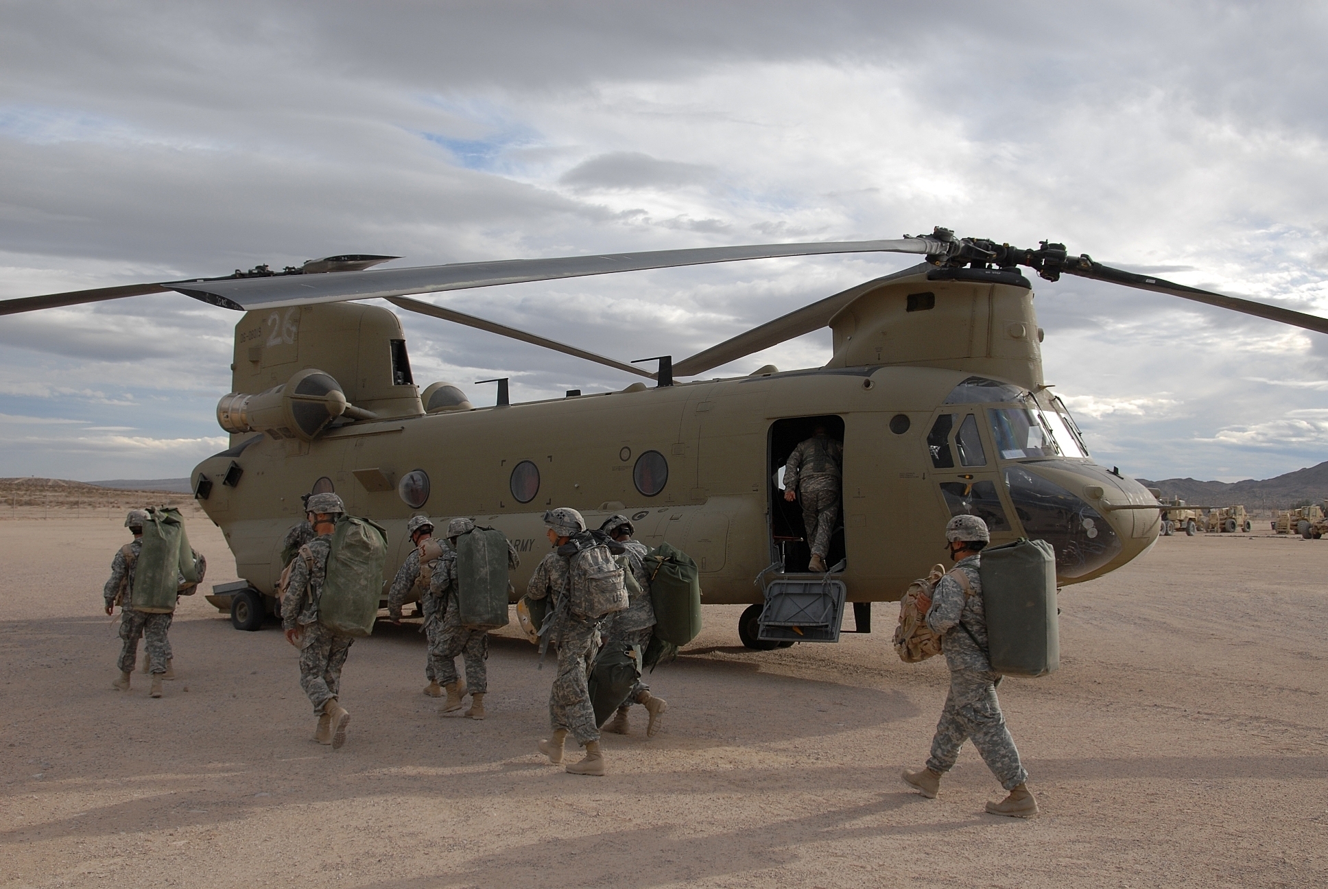 CH-47F_at_NTC_2008.jpg