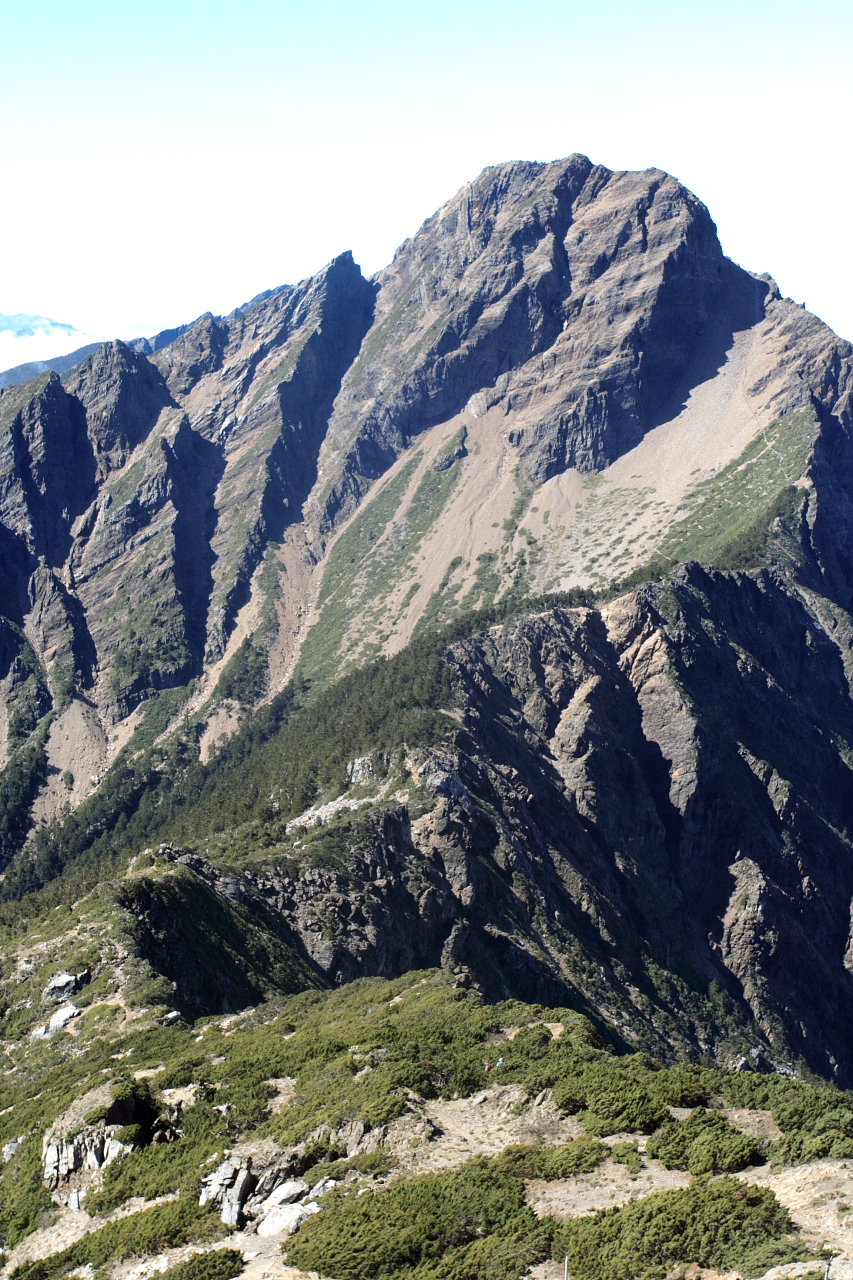 Yushan_Main_Peak_at_nine_o%27clock_in_the_morning.jpg