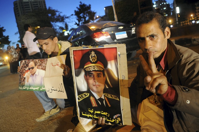 egyptians-hold-pictures-egypts-army-chief-general-abdel-fattah-al-sisi.jpg