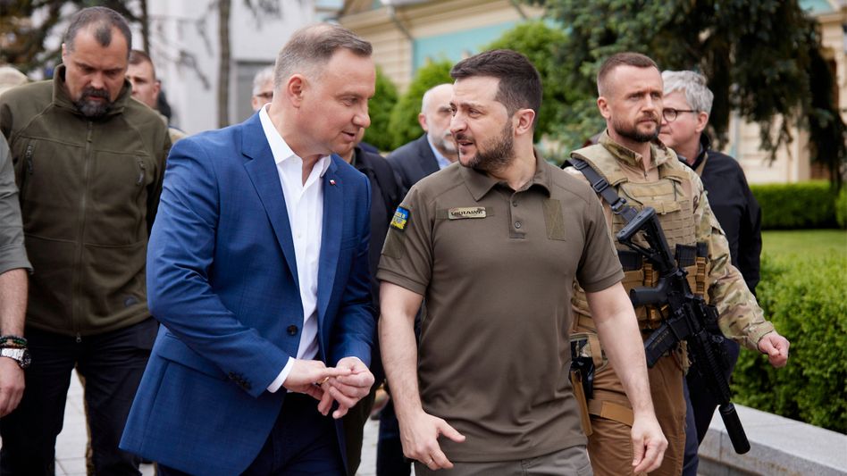أندريه دودا مع الرئيس الأوكراني فولوديمير زيلينسكي في كييف يوم الأحد