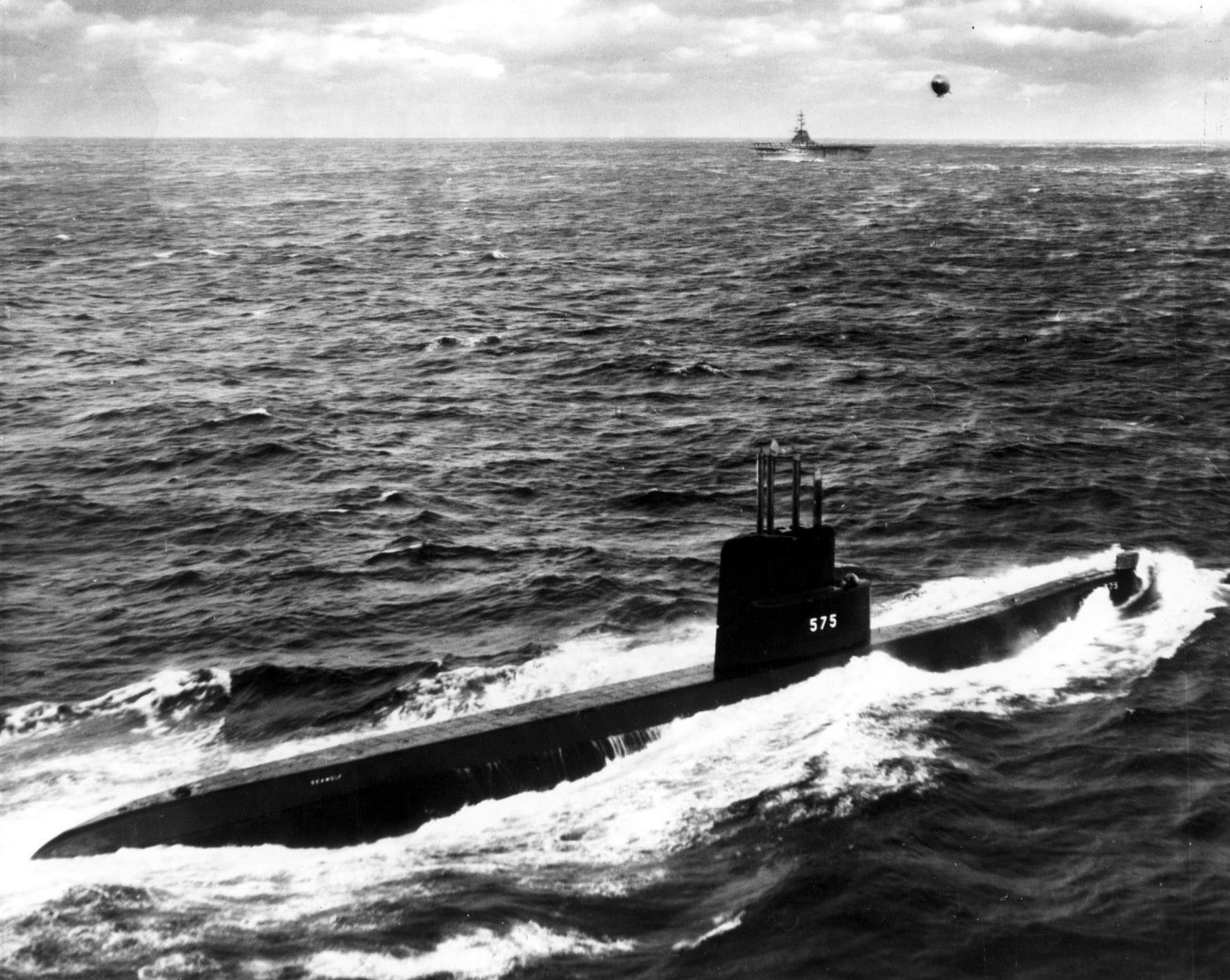 Seawolf_SSN-575_with_Essex.jpg