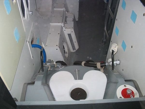 Toilet_of_International_Space_Station__4%5B2%5D.jpg