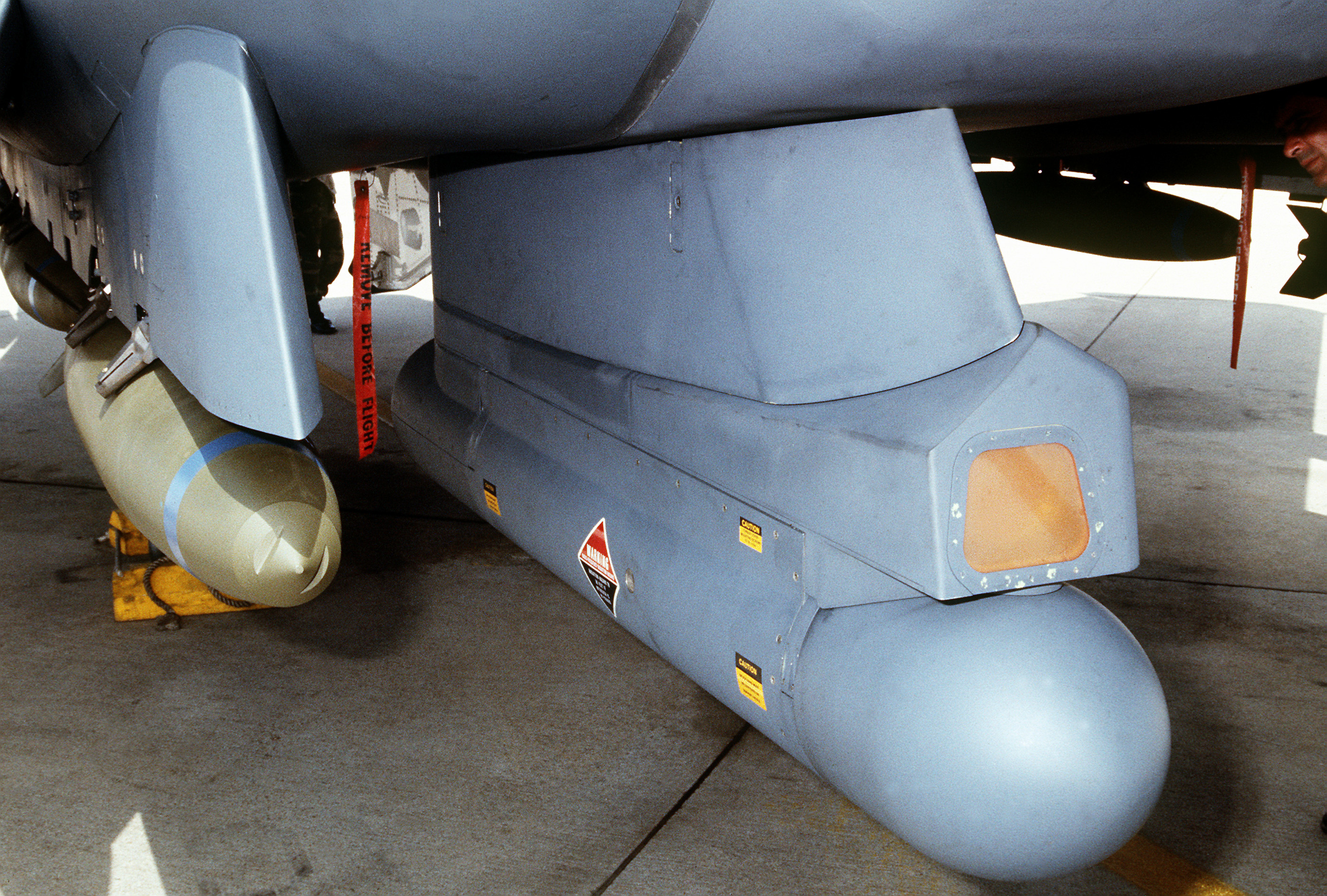 F-15E_LANTIRN_pod.jpg