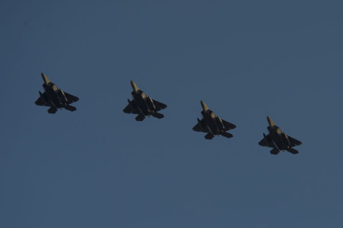 F-22-arrive-Spang-706x470.jpg