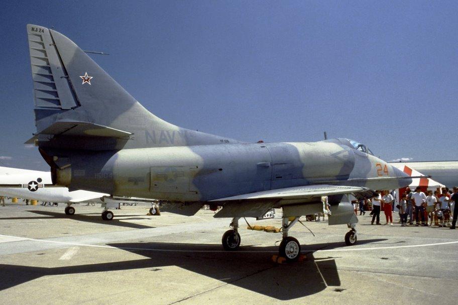 24_a-4e_151044_moffett_04jul87-c.jpg