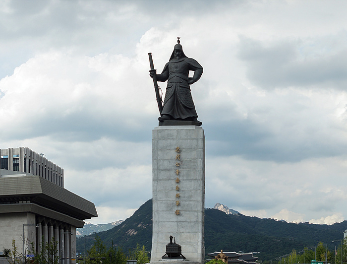 General-Yi-Sun-shin-statue-Gwanghwamun-Square.jpg
