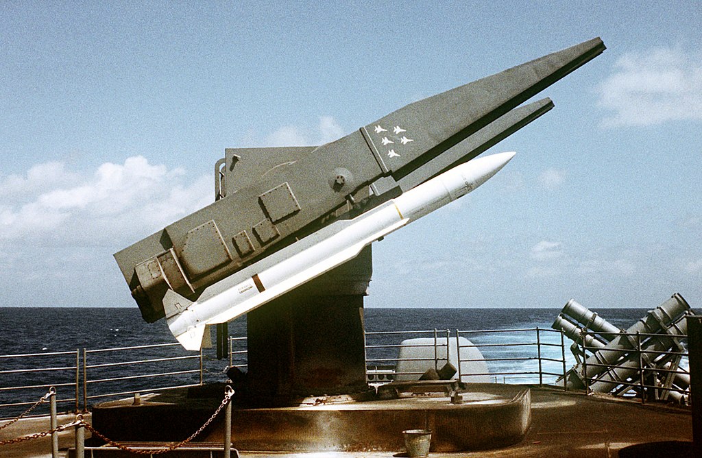 فتم الرد عليه من طرف الفرقاطة USS Simpson بأربعه صواريخ من طراز RIM-66 Standard عليه وتم أرسال صاروخ واحد RIM-66 من المدمرة DLG-28 واصابت خمس الصواريخ الزورق الحربي وتم تدميرها وغرقها بعد مدة وقتل الطاقم كامل عددهم 11.وحينها تم رصد طائرتين F-4 إيرانية تحوم عن بعد 26 NMI يبتع.. 