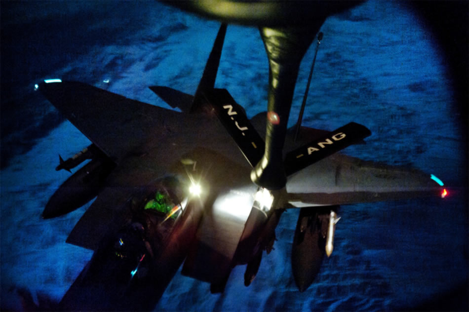 f-15-night-refueling-01-2011.jpg