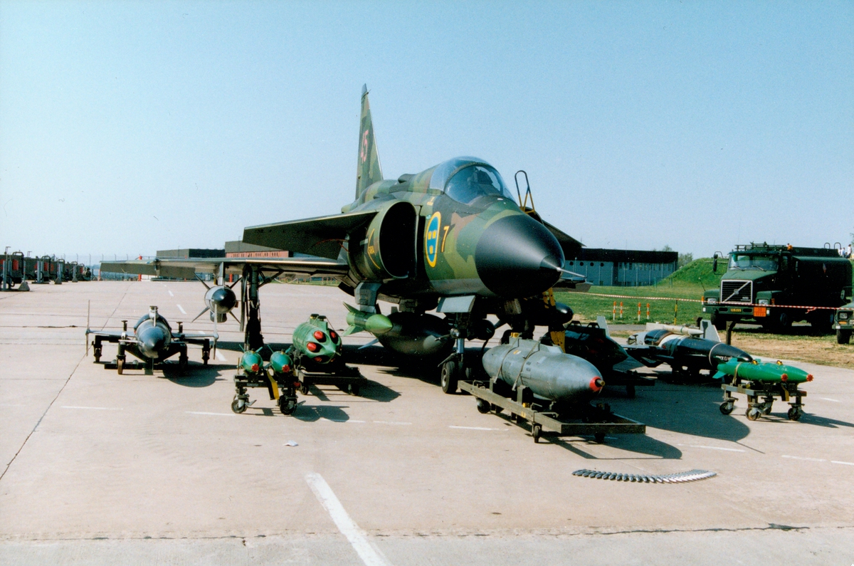 SAAB_AJ_37_Viggen_F_7_S%C3%A5ten%C3%A4s_002.jpg