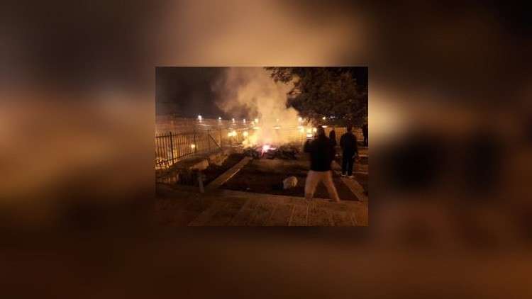 بالفيديو.. إخماد حريق شبّ على سطح المصلى المرواني في الأقصى