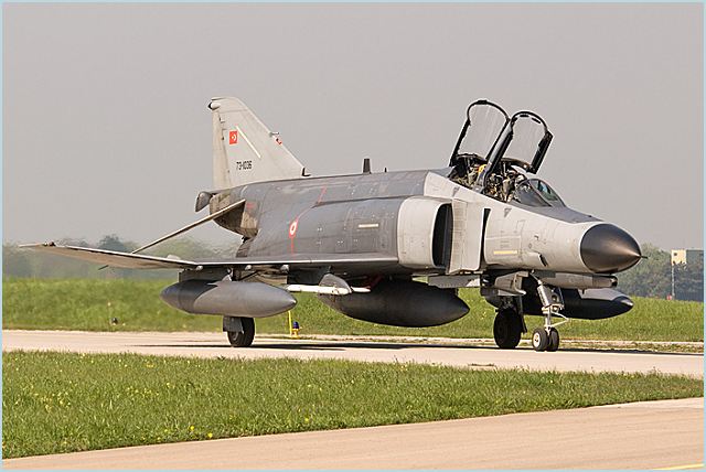 F-4_Phantom_II_bomber_aircraft_Turkey_Turkeih_air_force_640.jpg