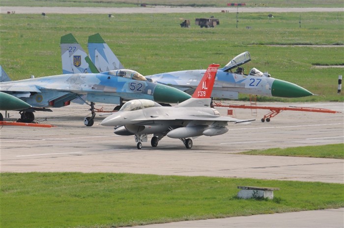 F-16_and_Ukranian_SU-27.jpg