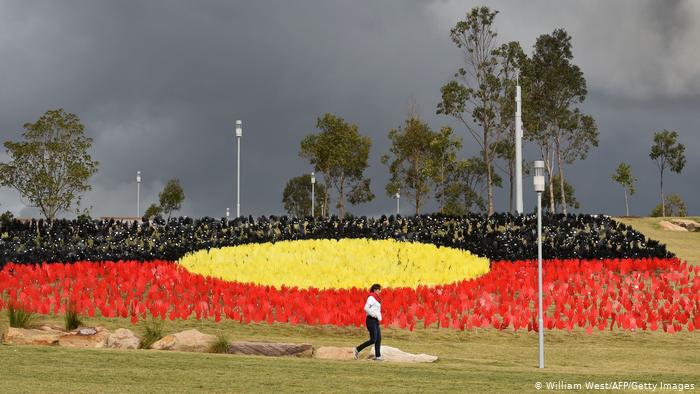 Australien | Kunstinstallation Sea of Hands | Farben der Flagge der Aborigines (rot, gelb, schwarz)