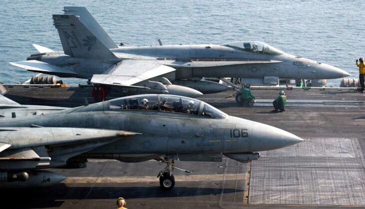 مقاتلات F-18 و F-14 على سطح حاملة الطائرات