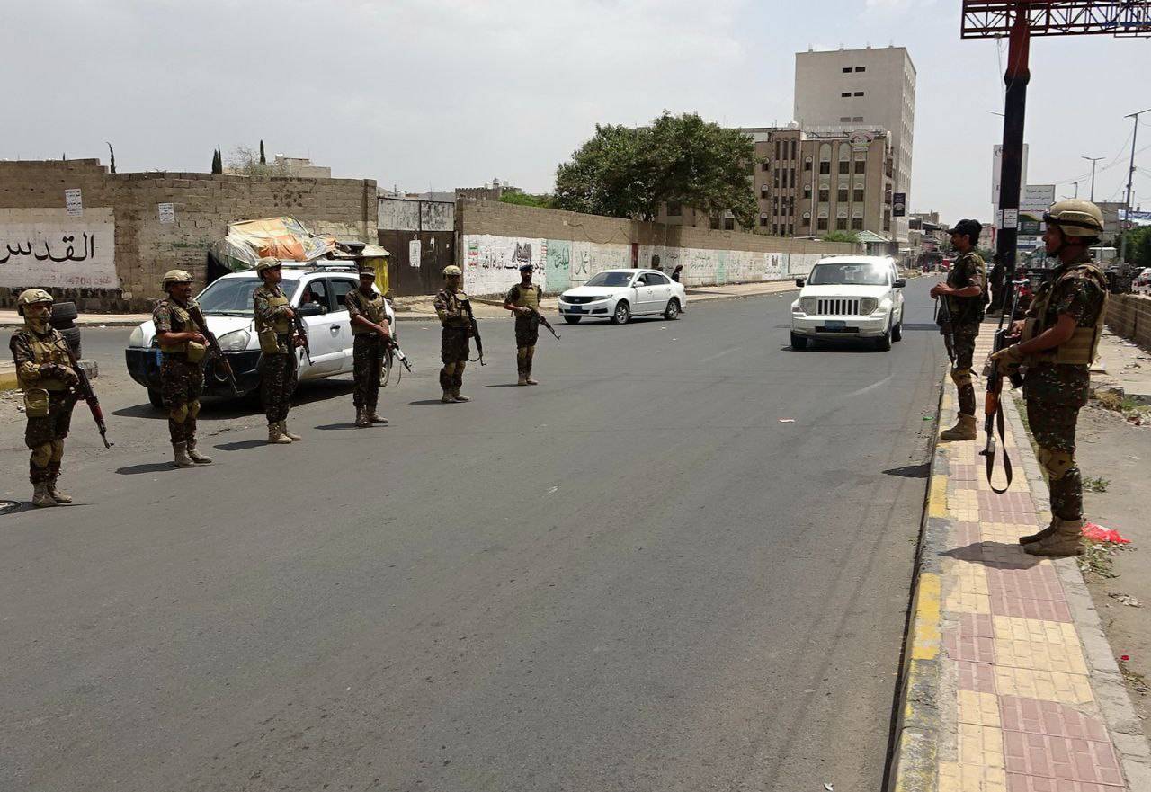 جانب من انتشار أمني حوثي في أحد شوارع صنعاء (إكس)