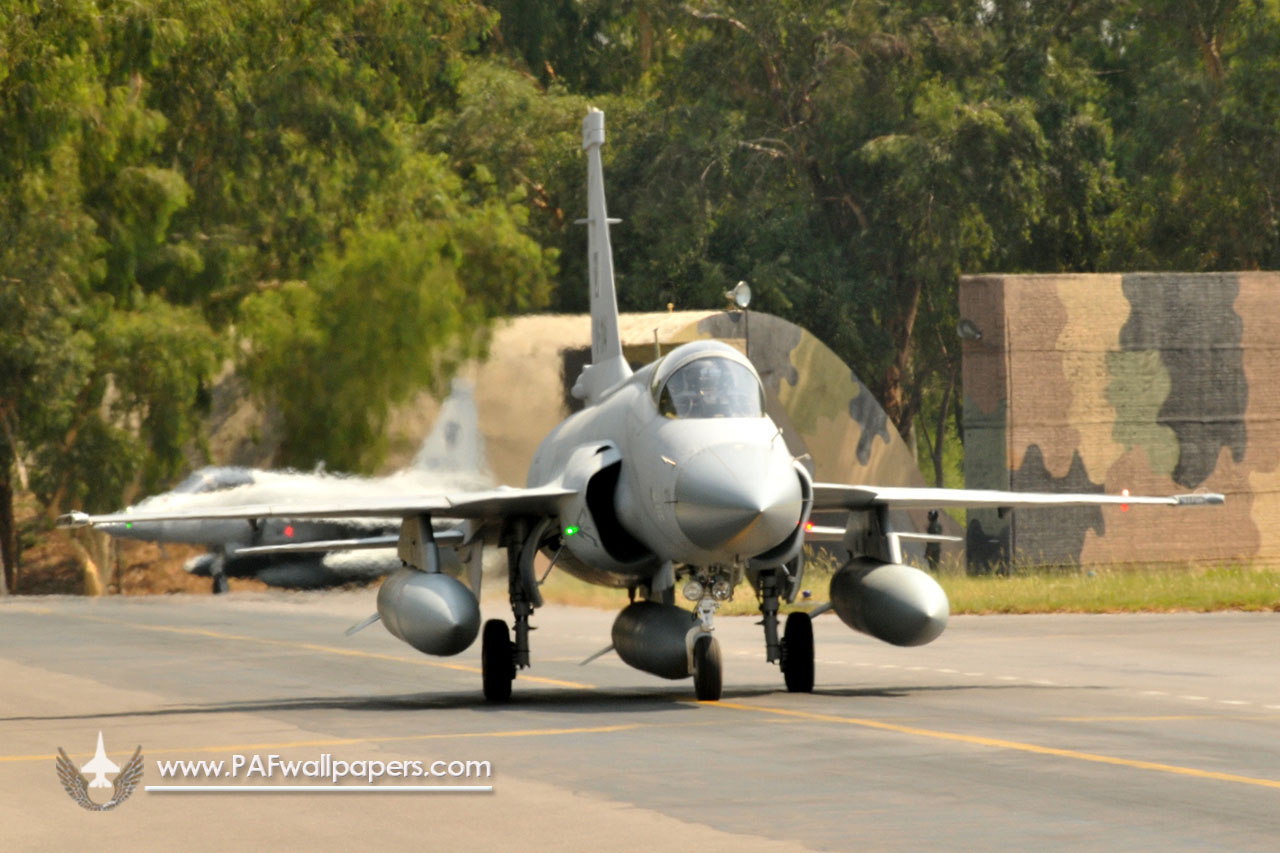 jf-17_thunder_pakistan_air_force_pac_kamra_09.jpg