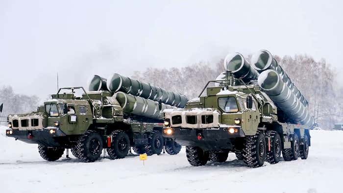 منظومتان دفاعيتان من طراز S-400 وسط الثلوج