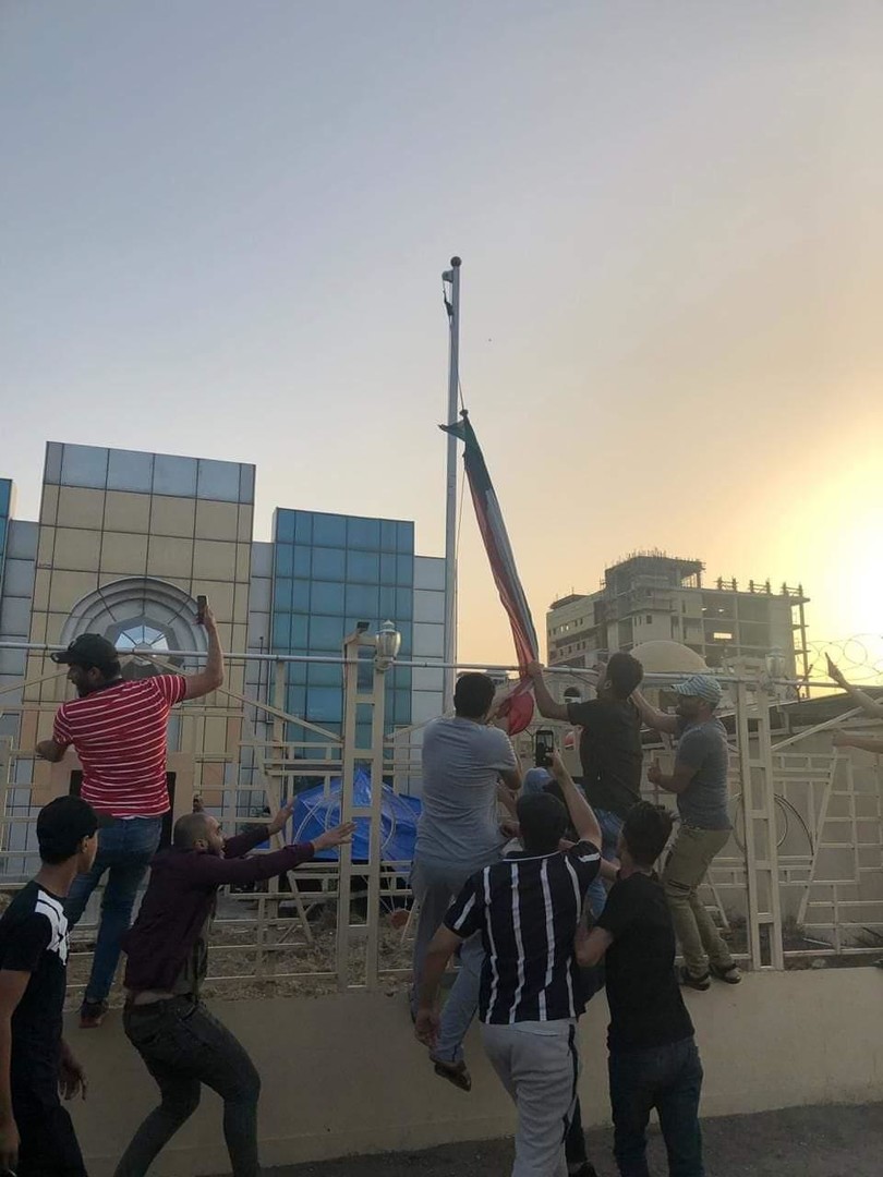 بالصور.. محتجون ينزلون علم الكويت من قنصليتها في البصرة