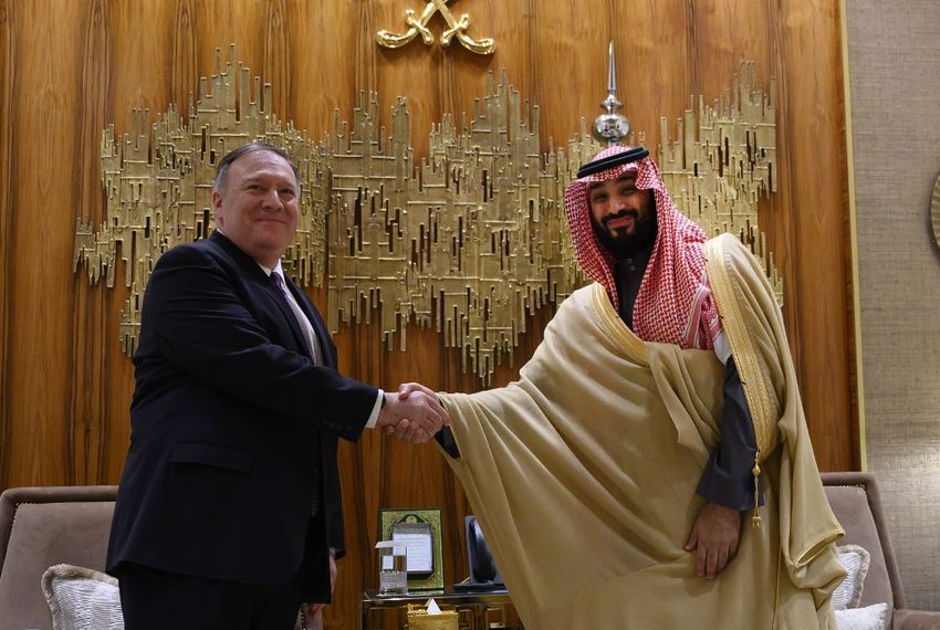 وزير الخارجية الأمريكي مايك بومبيو  يصافح ولي العهد السعودي الأمير محمد بن سلمان في العاصمة الرياض في 20 فبراير 2020.