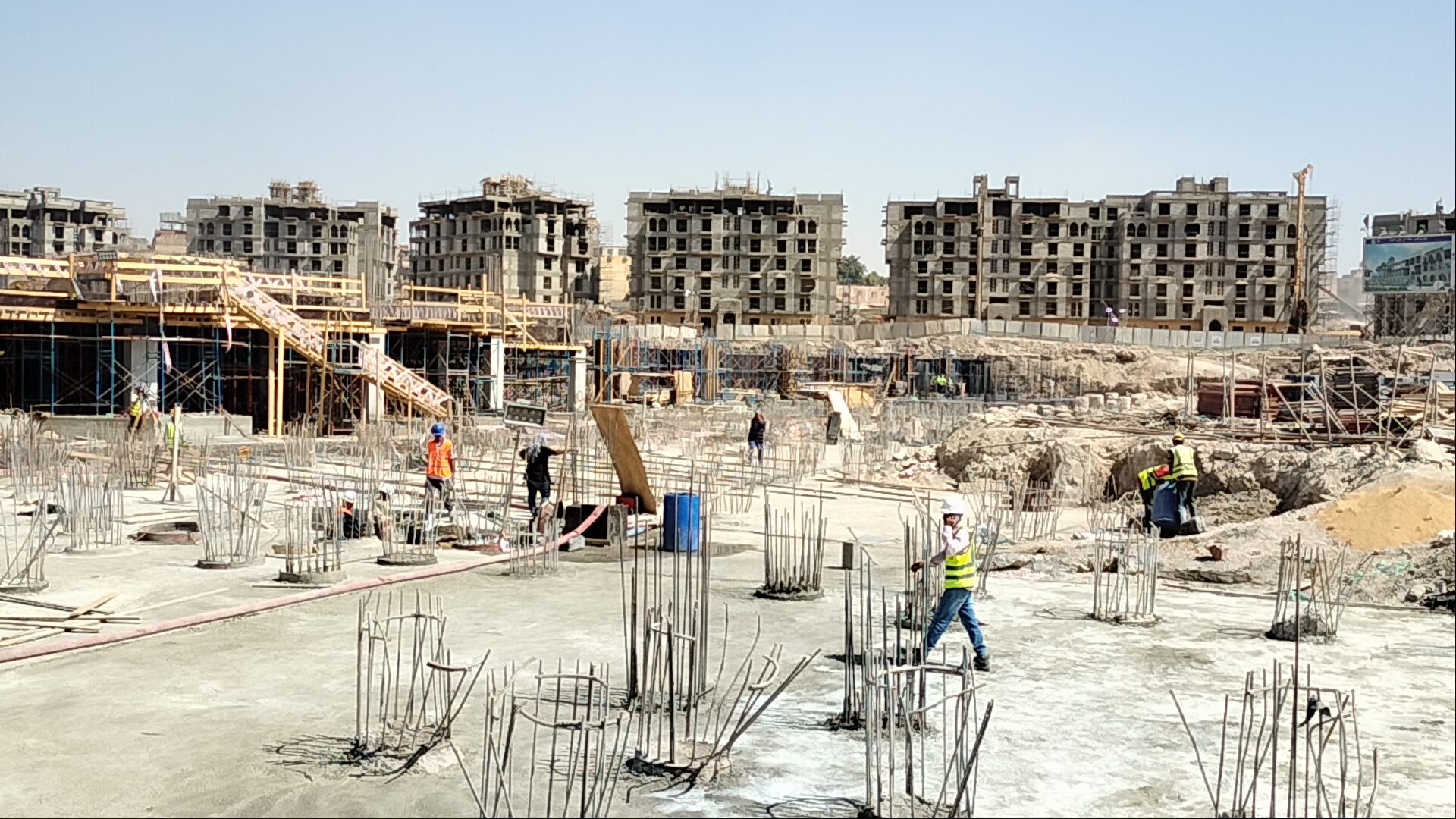 المحور الترفيهى خلف سور مجرى العيون