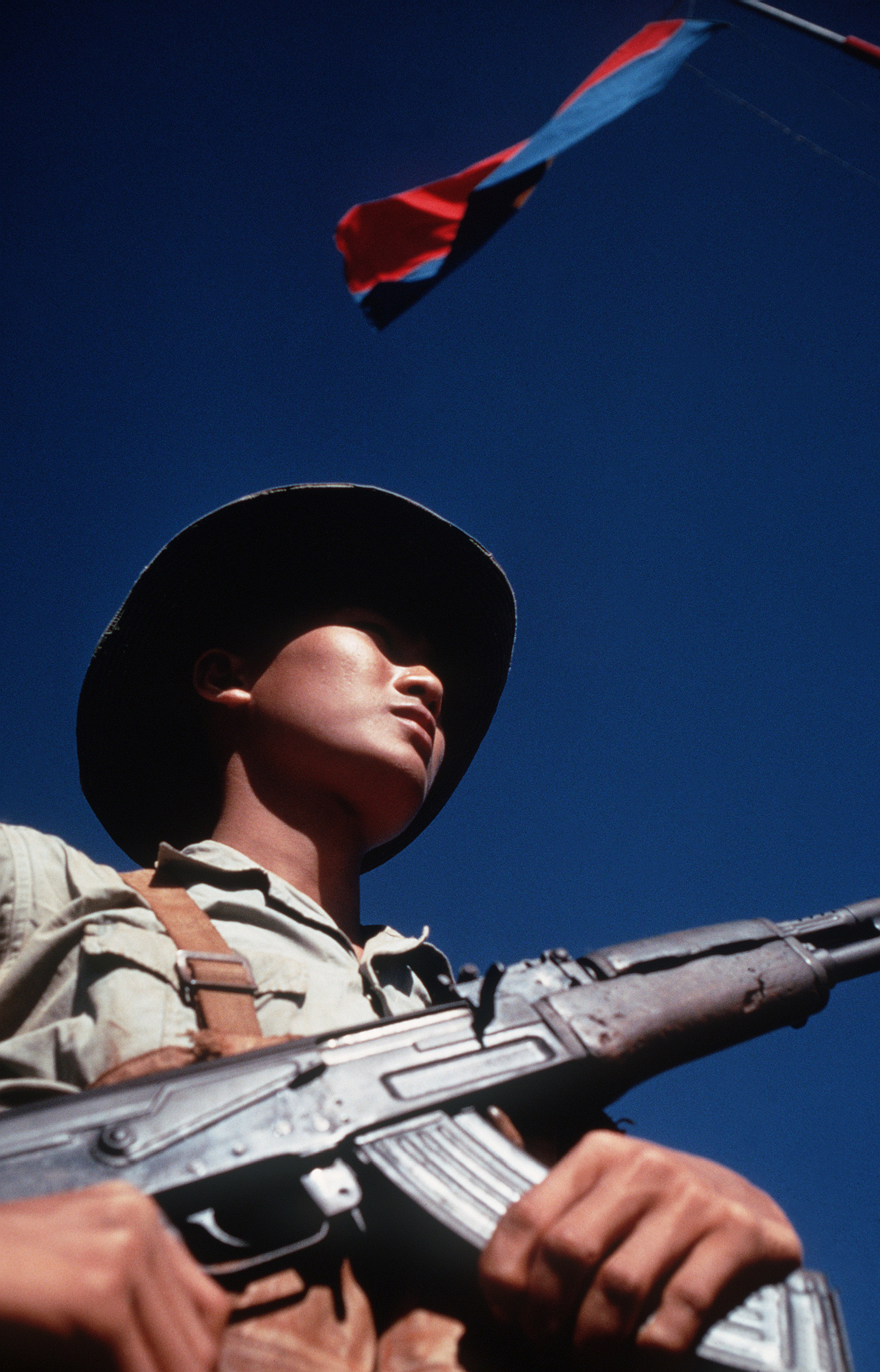 Viet_Cong_soldier_DD-ST-99-04298.jpg