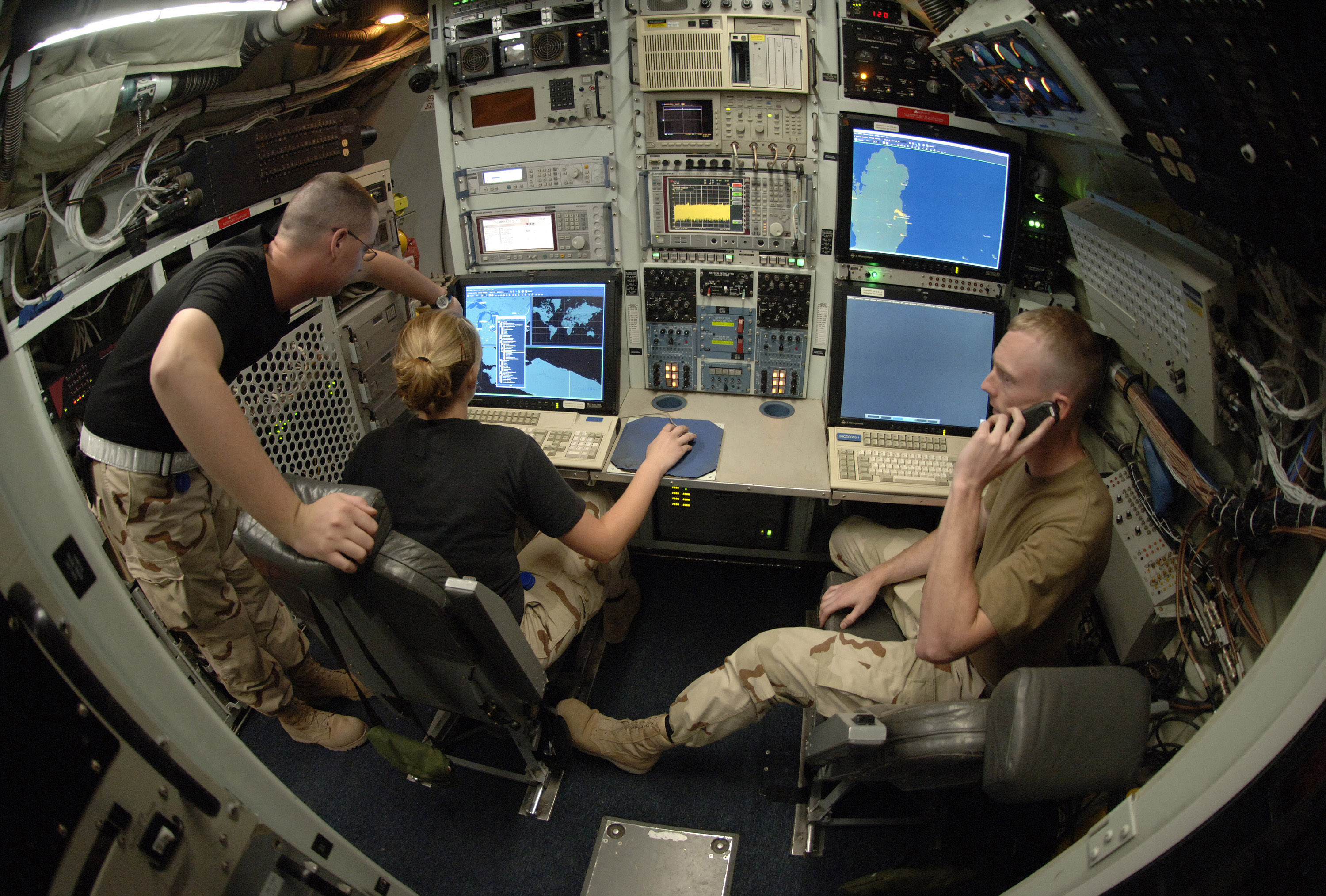 RC-135_Rivet_Joint_maintenance_2006-11-16.jpg