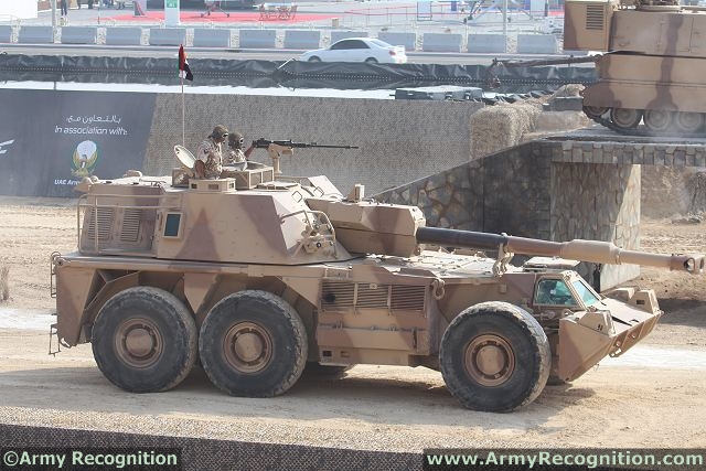 G6_Rhino_155mm_howitzer_track_mobility_demonstration_IDEX_2013_Tri-service_defense_exhibition_Abu_Dhabi_UAE_002.jpg