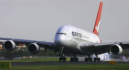 420-Qantas-A380-landing-420x0.jpg