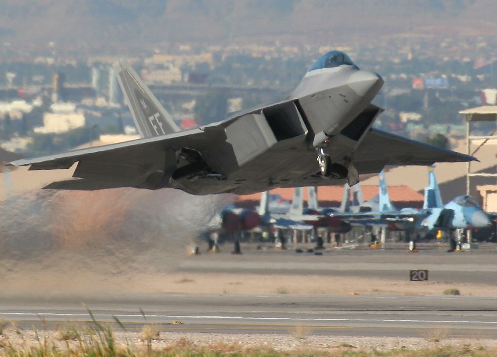 F22LowTakeoff.jpg