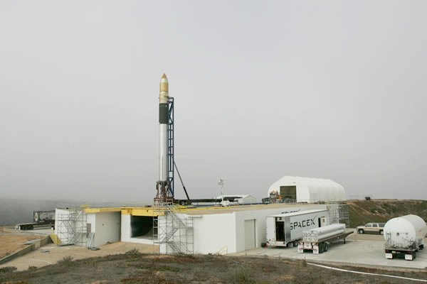 SpaceX_Falcon_vertical_on_the_launch_pad.jpg