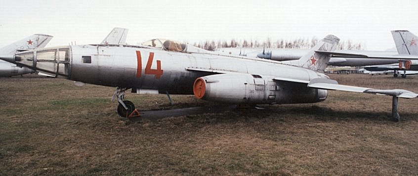 ru_monino_aircraft_yak27r_01.jpg