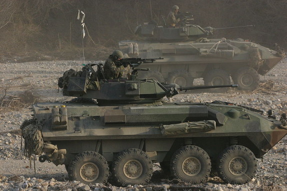 800px-LAV-25_USMC-copie-1.JPG
