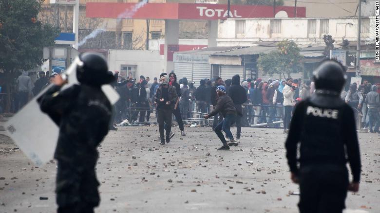 180110122207-05-tunisia-protest-0109-exlarge-169.jpg