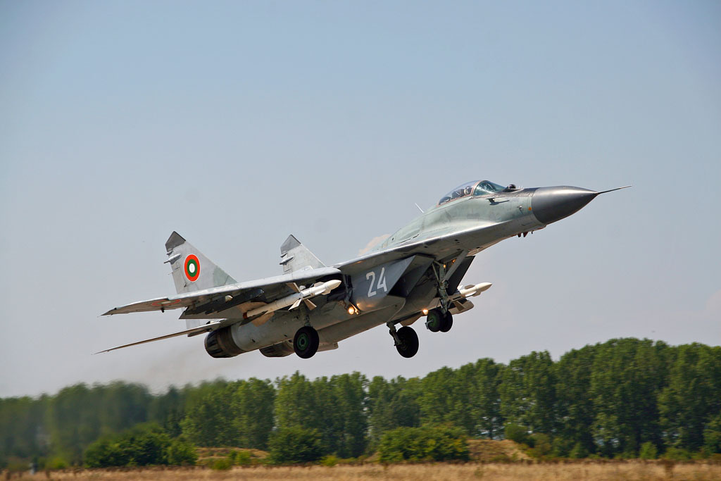 Bulgarian_mig-29_r-27.jpg