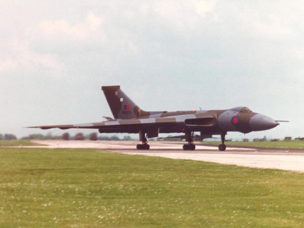 vulcanb2xm575waddingtonopendayjune1981.jpg