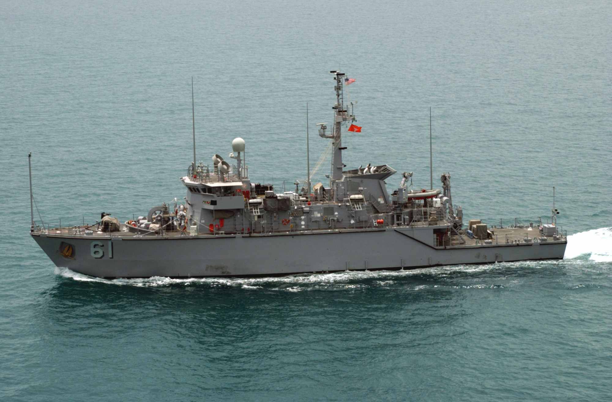 USS_Raven_MHC_61_Persian_Gulf.jpg