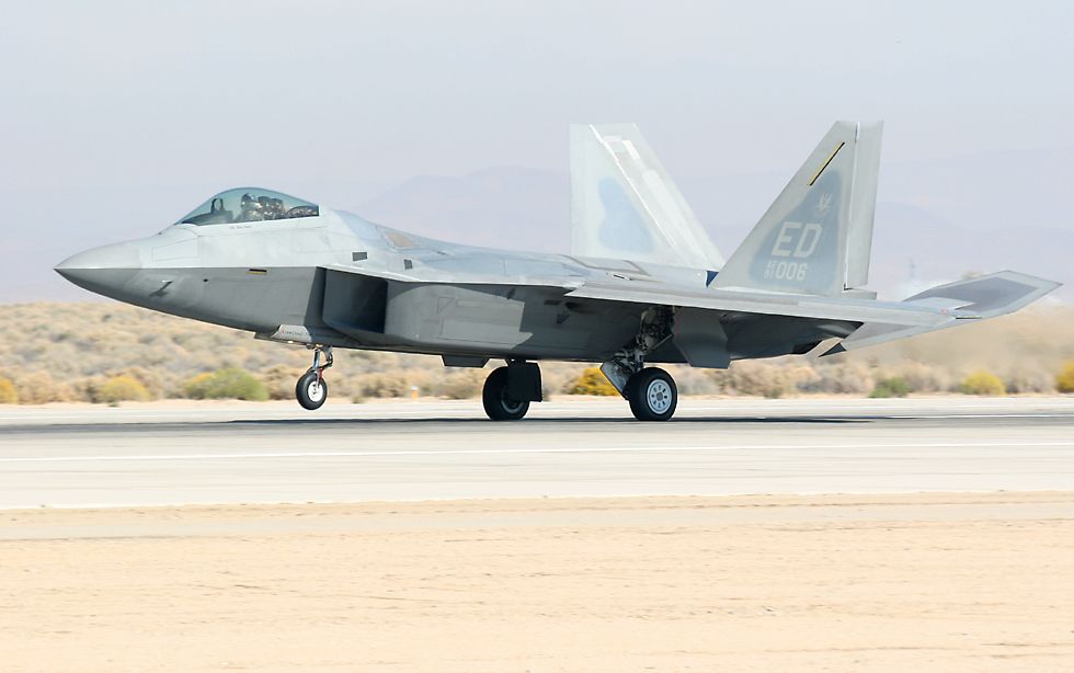 F22Landing0930_1.jpg