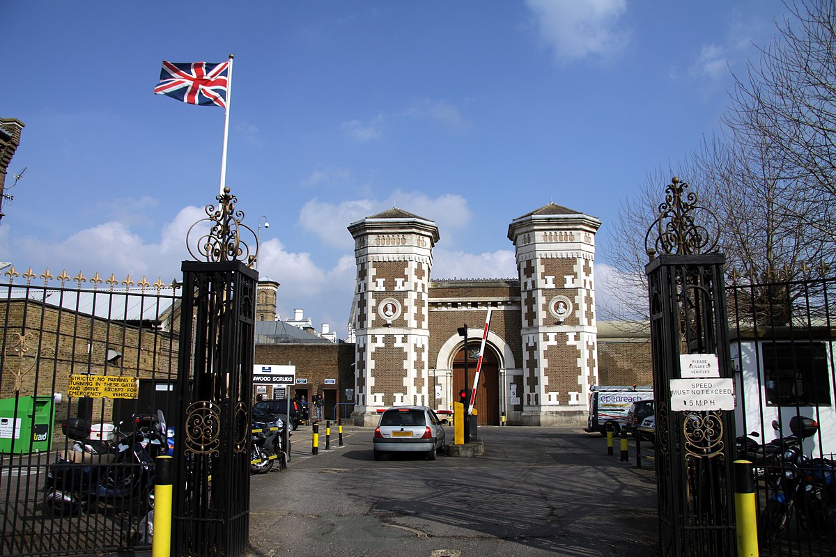 1200px-Main_gate_to_the_HM_Prison_Wormwood_Scrubs_in_spring_2013_%281%29.JPG