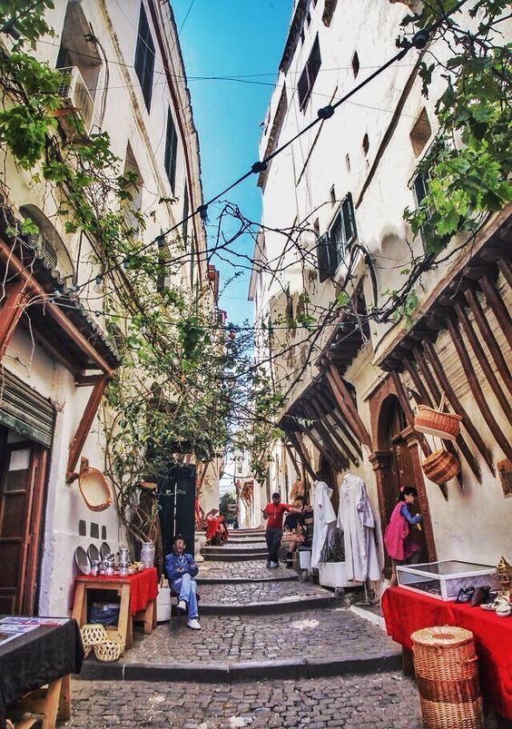 The casbah corresponds to the old city of Algiers, the medina, built by Bologhine Ibn Ziri in 960 on the ruins of the ancient Roman city of Icosium, located in the territory of the Berber tribe of Beni Mezghenna.