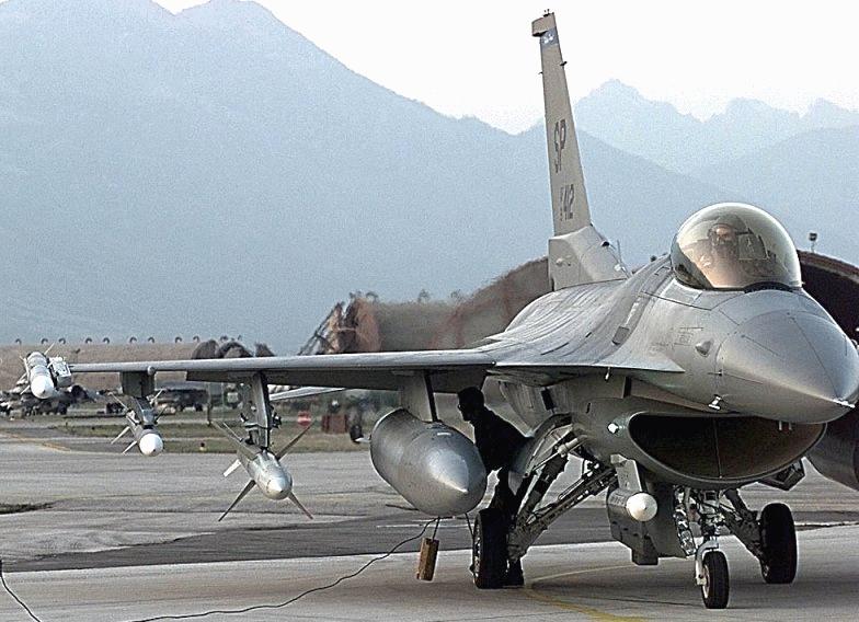 f-16-990579b.jpg