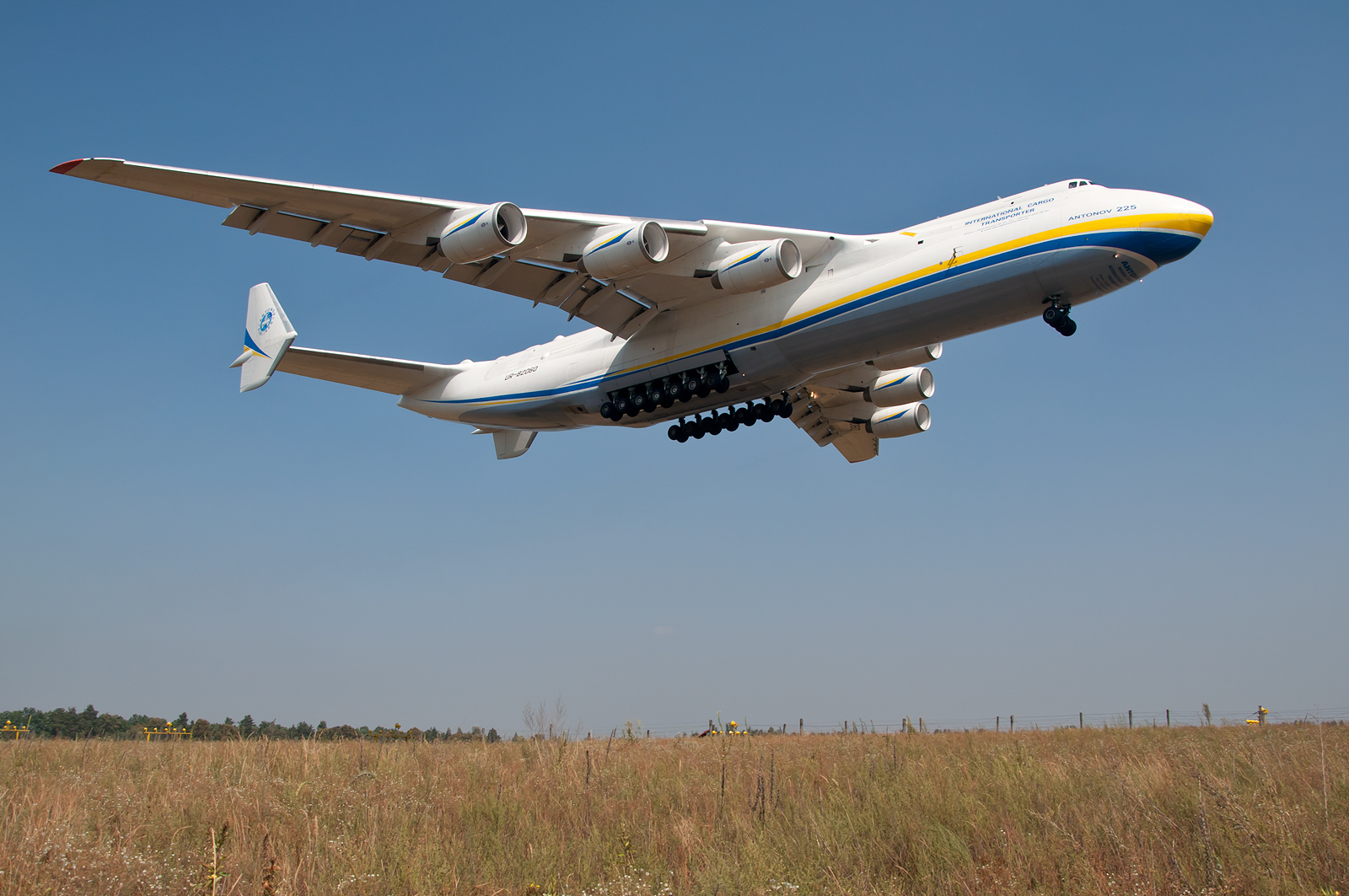 Antonov_An-225_landing_at_Gostomel_Airport.jpeg