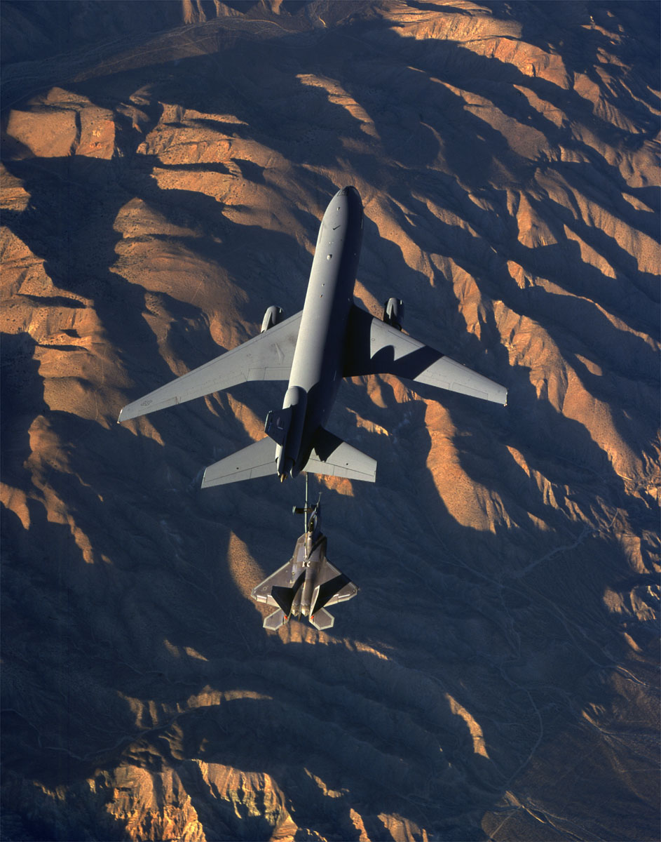 F-22_Raptor_refueling_-_990124-F-0000B-004.jpg