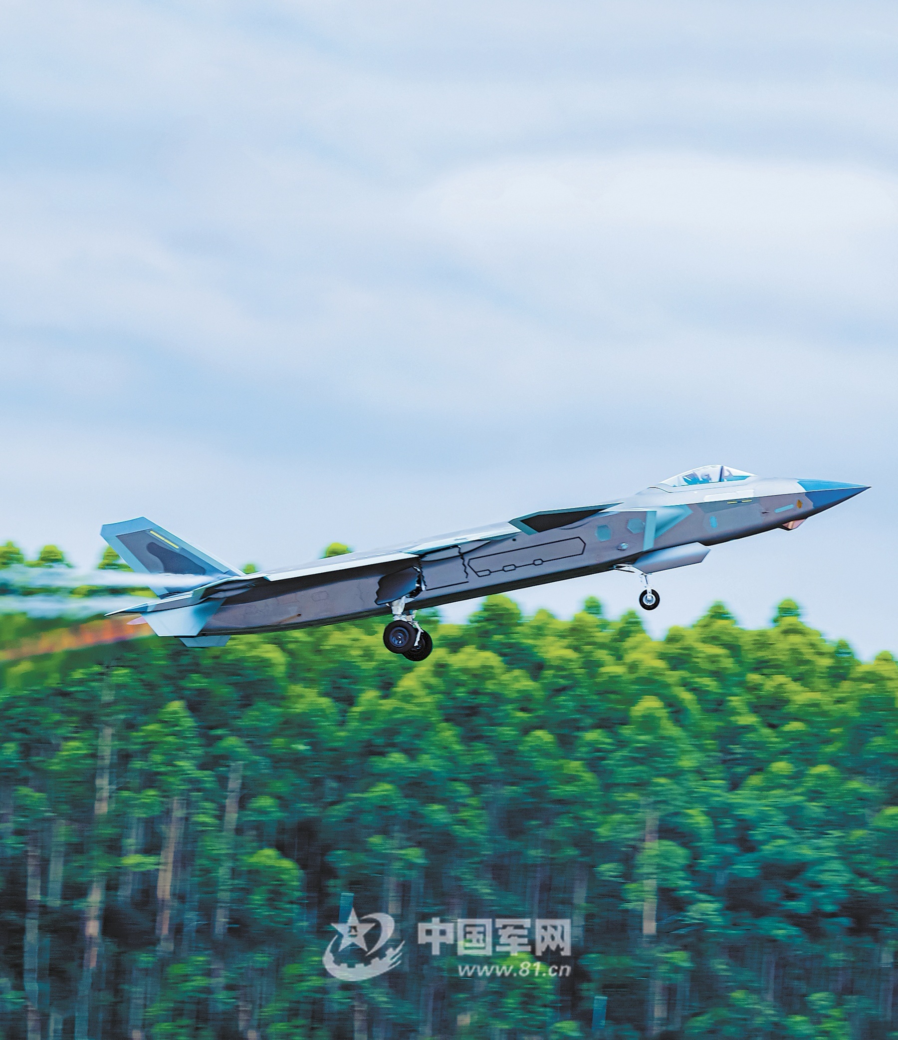 J-20-take-off-full-AB-Top81-1.jpg