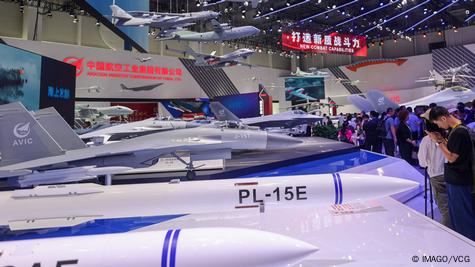 صاروخ PL-15 في قاعة المعارض التابعة لشركة صناعة الطيران الصينية (AVIC) المملوكة للدولة، في 13 نوفمبر 2024 في تشوهاي، مقاطعة قوانغدونغ الصينية